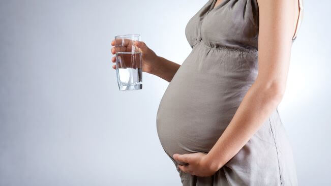 Mẹ bầu nên uống nhiều nước sẽ giúp tăng tuần hoàn rau - thai